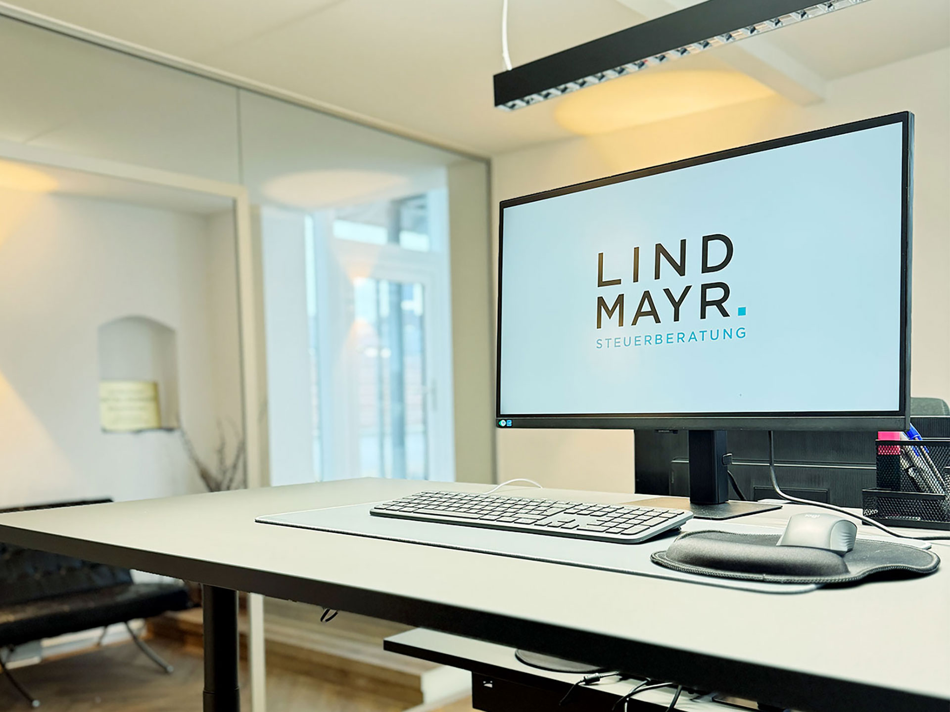 Ansicht eines Arbeitsplatzes im Büro der Lindmayr Steuerberatung